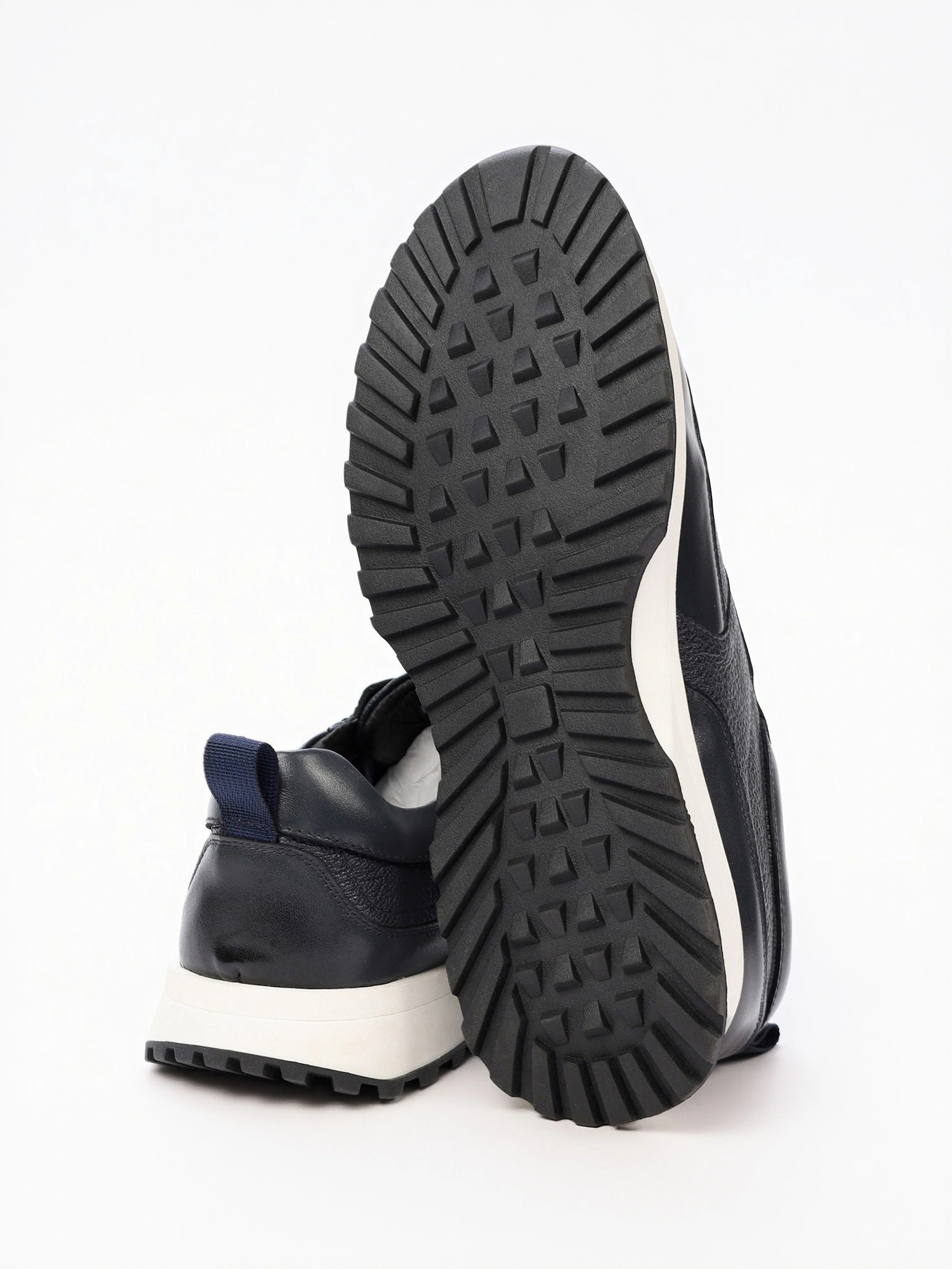 Кроссовки темно-синего цвета на средней контрастной подошве